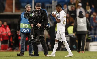 Rodrygo abandona el césped con el balón del partido tras sus tres goles al Galatasaray.