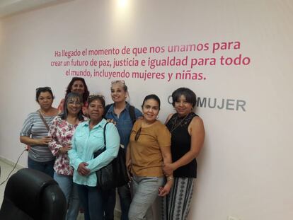 El grupo de mujeres, llamado Madres Poderosas, que pelea por los derechos de sus nietos en Coahuila. A la izquierda de gris, Rosa Rocha, y de azul en el centro, Cristela Soto.