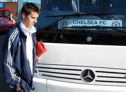 Tejera, junto al autobús del equipo.