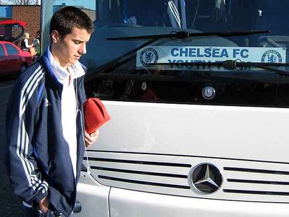 Tejera, junto al autobús del equipo.