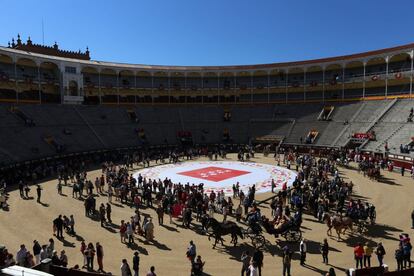 El público asistente a la Corrida Goyesca pisan el coso momentos antes del inicio del festejo.