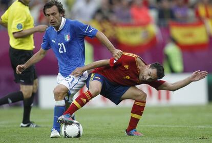 Xavi controla el esférico ante Pirlo en la final de la Eurocopa.