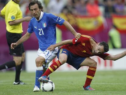 Xavi controla el esférico ante Pirlo en la final de la Eurocopa.