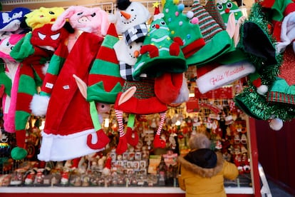 Artículos navideños a la venta en un mercadillo de Madrid.