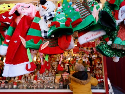 Artículos navideños a la venta en un mercadillo de Madrid.