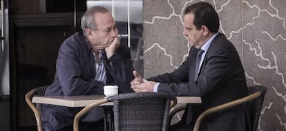 El juez Jos&eacute; Castro (izquierda) y el fiscal Antonio Horrach, fotografiados en una terraza frente a la fiscal&iacute;a en Palma de Mallorca en noviembre de 2012.