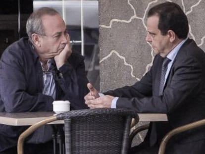 El juez José Castro (izquierda) y el fiscal Antonio Horrach, fotografiados en una terraza frente a la fiscalía en Palma de Mallorca en noviembre de 2012.