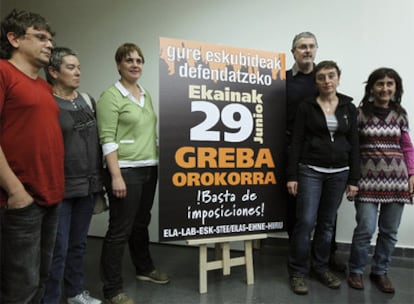 Ainhoa Etxaide del LAB y Adolfo Muñoz, de ELA junto al cartel, con los representantes de ESK, STEE-EILAS, HIRU y EHNE.