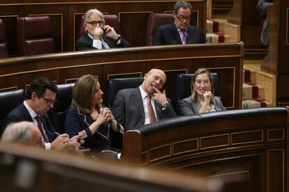 La ministra de Fomento, Ana Pastor, a la derecha, y, a su lado, José Ignacio Wert, titular de Educación, siguen la protesta desde sus escaños.