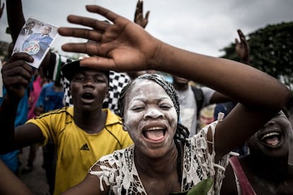 Na imagem, apoiadores do novo presidente eleito celebram nas ruas de Kinshasa. Felix Tshisekedi, herdeiro do histórico partido da oposição na República Democrática do Congo, foi proclamado o vencedor das históricas eleições presidenciais realizadas em 30 de dezembro, segundo os resultados provisórios anunciados nesta quinta-feira.