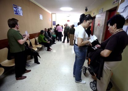 Pacientes esperan cita para una consulta en Ourense