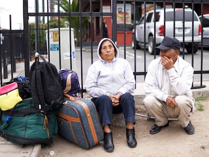 Mexicanos en la garita de San Ysidro, en la frontera con Estados Unidos.