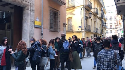 Una multitud ha hecho cola y no ha podido a escuchar a José Mujica en Valencia al estar cubierto el aforo.