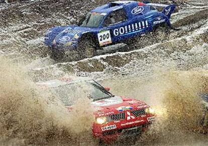 El japonés Masouka (Mitsubishi) y el francés Schlesser (Ford), durante la etapa de ayer.