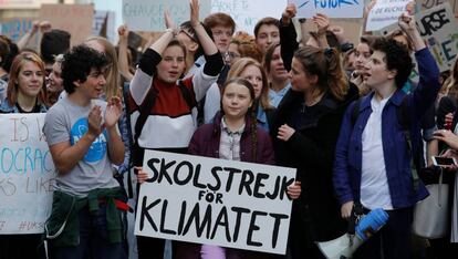 La activista Greta Thunberg lidera una concentración contra el cambio climático en París. 