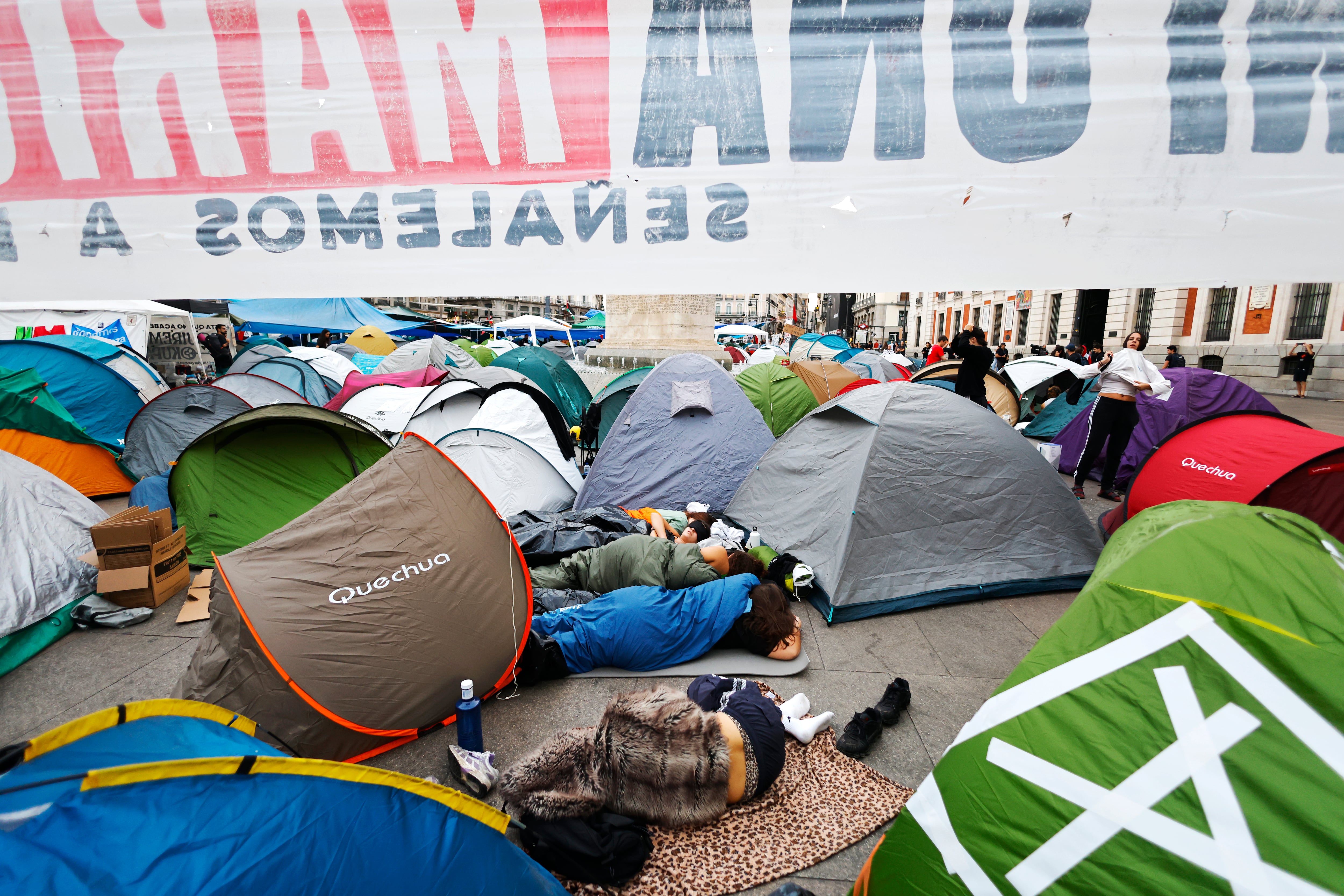 Acampada en Sol por la vivienda, en directo | El Gobierno reconoce que va a ser “un lunes muy largo” de negociaciones para sacar adelante el decreto