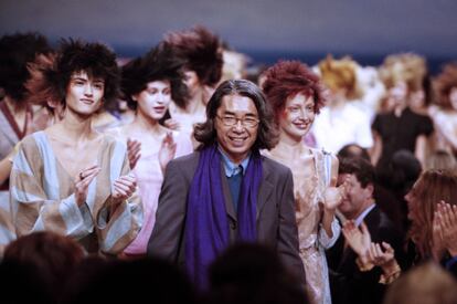 Takada, que ha fallecido a los 81 años por coronavirus, siempre repetía el mismo mantra en sus entrevistas sobre por qué pasó de Bellas Artes a diseñar moda (le fascinaba lo que hacía Saint Laurent): “Sólo quería hacer algo diferente de todos los demás”. 