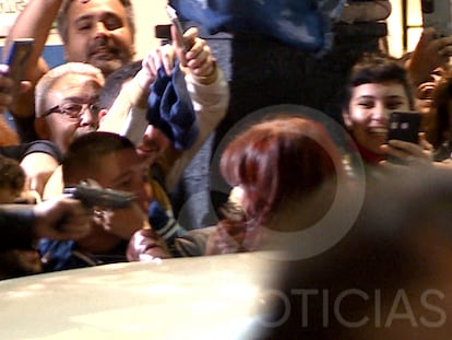 This screen grab obtained from a handout video released by TV Publica shows a man pointing a gun at Argentine Vice-President Cristina Fernandez de Kirchner as she arrives to her residence in Buenos Aires on September 1, 2022. - A man was arrested Thursday in Argentina for pointing a gun at Vice-President Cristina Kirchner as she arrived at her home, said Security Minister An�bal Fern�ndez. (Photo by Handout / TV PUBLICA / AFP) / - Argentina OUT / RESTRICTED TO EDITORIAL USE - MANDATORY CREDIT "AFP PHOTO / TV PUBLICA " - NO MARKETING - NO ADVERTISING CAMPAIGNS - DISTRIBUTED AS A SERVICE TO CLIENTS