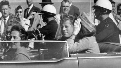 O presidente John F. Kennedy em Dallas pouco antes de morrer