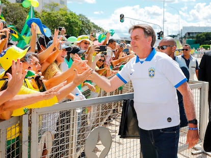 Bolsonaro, que deveria estar em isolamento por ter tido contato com infectados com coronavírus, cumprimenta e toca apoiadores em Brasília.