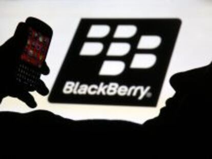 Un hombre sujeta un terminal Blackberry.