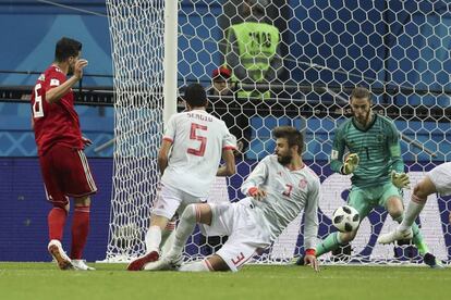 El centrocampista iraní Saeid Ezatolahi (i) marca un gol anulado.