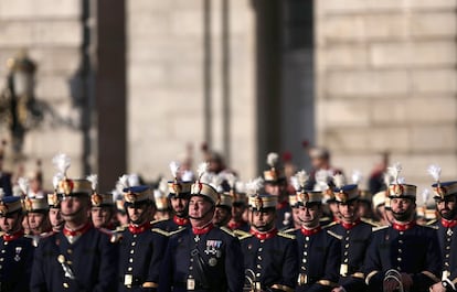 De acuerdo con el nuevo protocolo de bienvenidas oficiales en visitas del máximo nivel que se estrenó en febrero del año pasado con el presidente argentino Mauricio Macri, la Guardia Real ha escoltado y rendido honores a Xi en la Plaza de la Armería de Madrid.