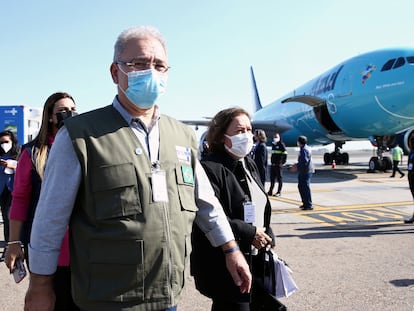 O ministro da Saúde, Marcelo Queiroga, recebe as vacinas da Jansen doadas pelos EUA no dia 25 de junho em Campinas.