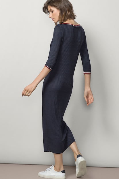 Vestido midi de canalé de aires deportivos. Es de Massimo Dutti (39,95 euros).