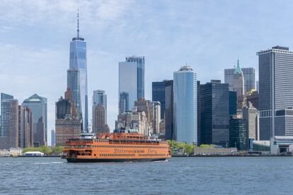 Unos 70.000 pasajeros al día de lunes a viernes (unos 22 millones al año) viajan en este ferry entre el distrito de Staten Island y Manhattan. Este es el último vestigio de todo un sistema de ferris puesto en marcha por la ciudad de Nueva York para la movilidad de sus habitantes antes de que se construyeran los puentes. Y, hoy por hoy, demuestra estar muy vivo, gracias a locales y visitantes que admiran desde su cubierta el puerto y el perfil de la ciudad estadounidense, sus rascacielos, los puentes del Bajo Manhattan, la Estatua de la Libertad, Ellis Island. Todo en una travesía de cinco millas y apenas 25 minutos de duración. El servicio funciona con nueve buques (tres en fin de semana), las 24 horas del día, y es gratuito. Más información: <a href="https://www.siferry.com/" target="_blank">www.siferry.com</a>