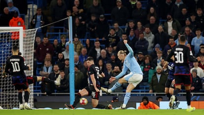 Haaland remata al primer palo el 3-1 del City ante el Copenhague.