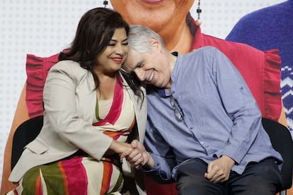 Clara Brugada, candidata de Morena al Gobierno de Ciudad de México, y Rafael Barajas, 'El Fisgón'.