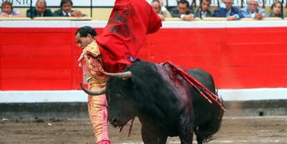 Fandiño, en un quite a su segundo toro, ayer en Vista Alegre.