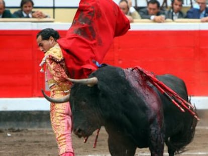 Fandiño, en un quite a su segundo toro, ayer en Vista Alegre.