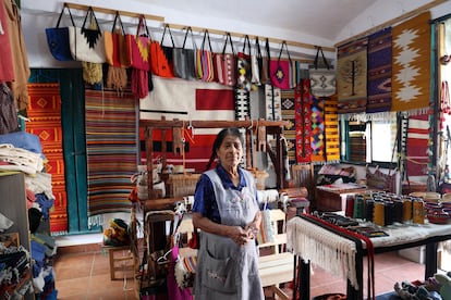 Una artesana en su taller y tienda textil, en Teotitlán del Valle, Estado de Oaxaca.