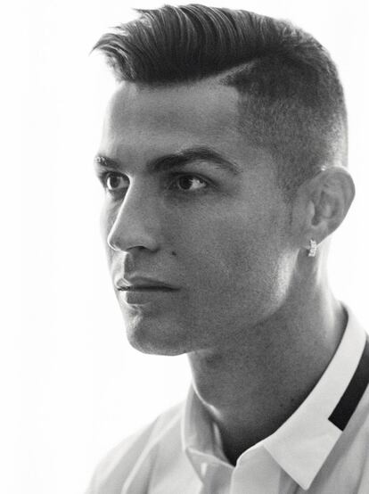 Cristiano mira al futuro, pero siempre se acuerda de Madrid. "Mi familia es de aquí, nacieron aquí, he estado nueve años en la ciudad. Muchos momentos que he vivido aquí no se pueden apagar", explica. Viste una camisa de CR7.