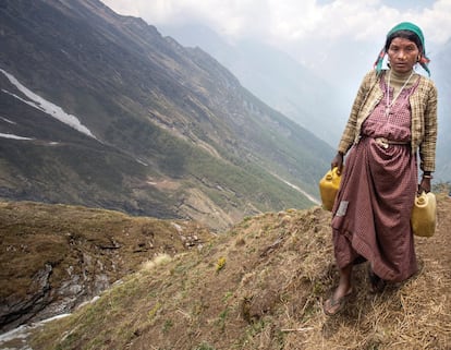 Una mujer de Darchula (Nepal) se prepara para la recolección de yarsagumba, un cultivo que supone una importante fuente de ingresos para muchos habitantes de la región del Himalaya. .