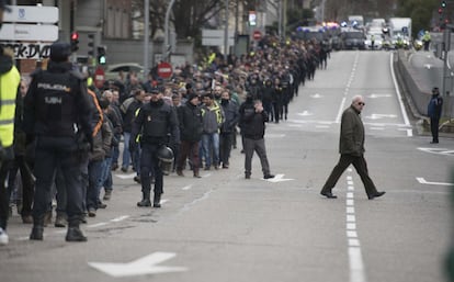 Durante su recorrido hasta la sede del PP, los taxistas han generado cortes en calles como Príncipe de Vergara, Velázquez y Juan Bravo, vigilados de cerca por agentes de la policía, que han evitado que ocuparán toda la calzada