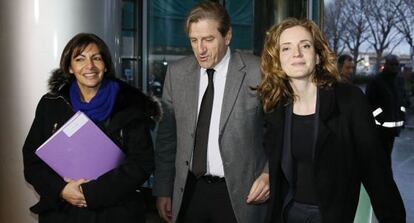 Anne Hidalgo, (izq), y Nathalie Kosciusko-Morizet, (der), candidatas a la alcaldía de París, antes de un debate televisado en enero.