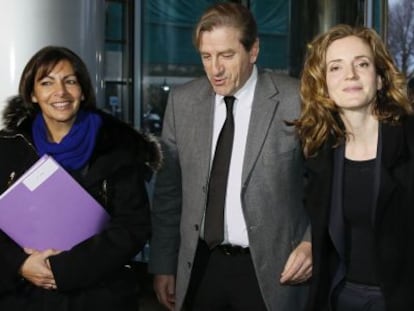 Anne Hidalgo, (izq), y Nathalie Kosciusko-Morizet, (der), candidatas a la alcaldía de París, antes de un debate televisado en enero.