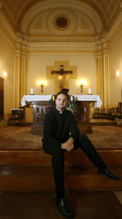 José Manuel Horcajo, en la iglesia de San Ramón Nonato, en el Puente de Vallecas de Madrid.