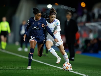 Esther González lucha por el balón con Ashley Lawrence durante un partido entre el Real Madrid y el PSG la temporada pasada.