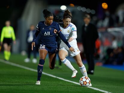 Esther González lucha por el balón con Ashley Lawrence durante un partido entre el Real Madrid y el PSG la temporada pasada.