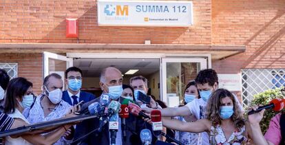 El viceconsejero de Salud Pública y Plan Covid-19 de la Comunidad de Madrid, Antonio Zapatero, visita el dispositivo para la realización de pruebas PCR a vecinos de Alcobendas de entre 15 y 49 años.