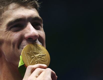 Michael Phelps posa con la última medalla de Oro conseguida en Río.