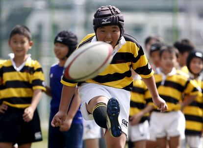 Un niño del equipo de rugby del colegio Katsushika golpea el balón durante la actividad "Un día de niños", en el que participan alumnos de los colegios de Tokio (Japón).