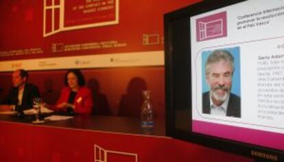 Paúl Ríos (Lokarri) y Silvia Casale (grupo internacional de contacto), ayer en la sala donde se celebrará la conferencia.