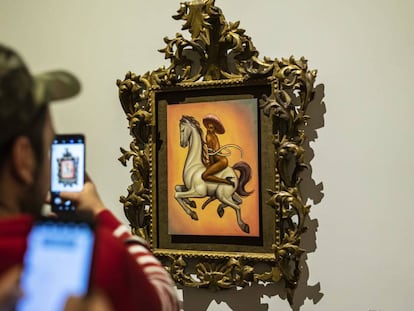 Asistentes al Palacio de Bellas Artes toman fotos al cuadro de Fabián Cháirez.
