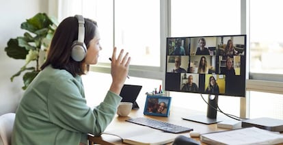 Una mujer teletrabajando. GETTY IMAGES