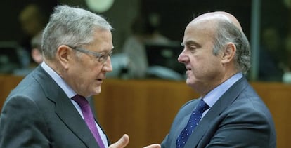 El ministro espa&ntilde;ol de Econom&iacute;a, Luis de Guindos (d), conversa con el director gerente del Mecanismo de Estabilidad, Klaus Regling, en una reuni&oacute;n de ministros de Econom&iacute;a y Finanzas de la Uni&oacute;n Europea, el Ecofin, en Bruselas (B&eacute;lgica). EFE/Archivo